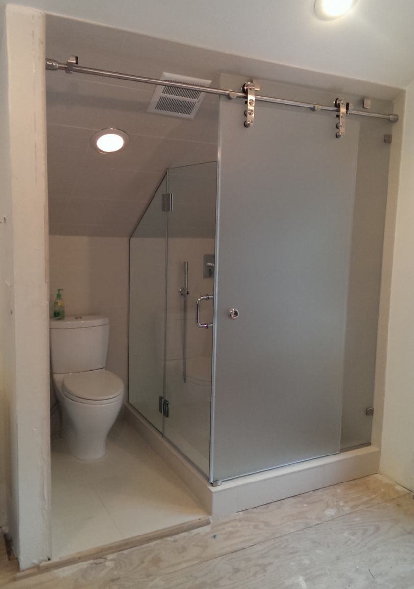 1471553160_shower-and-frosted-partition